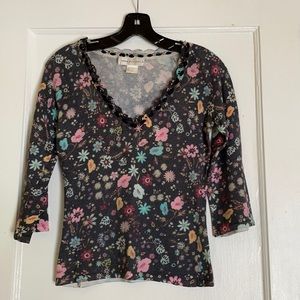 Floral print. Scalloped v-neck with bead detail
